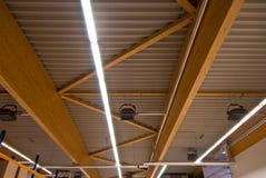 Quelques grandes bottes en bois soutiennent le toit d'un grand bâtiment d'usine photographie stock libre de droits Quelques grandes bottes en bois soutiennent le toit d'un grand bâtiment d'usine photographie stock libre de droits