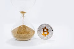 Quelques grandes cryptos pièces de monnaie de devise avec l'horloge de sable photographie stock libre de droits Quelques grandes cryptos pièces de monnaie de devise avec l'horloge de sable photographie stock libre de droits