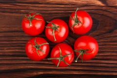 Quelques tomates lumineuses sur un fond en bois foncé Légumes mûrs savoureux d'été, plan rapproché Récolte d'été des légumes, vue photos libres de droits Quelques tomates lumineuses sur un fond en bois foncé Légumes mûrs savoureux d'été, plan rapproché Récolte d'été des légumes, vue photos libres de droits