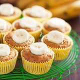 Queques caseiros da banana do vegan fotografia de stock royalty free Queques caseiros da banana do vegan fotografia de stock royalty free
