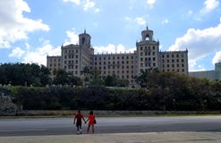 Querer saber nas ruas de Havana - hotel Nacional de Cuba: Hotel mágico da máfia imagens de stock Querer saber nas ruas de Havana - hotel Nacional de Cuba: Hotel mágico da máfia imagens de stock