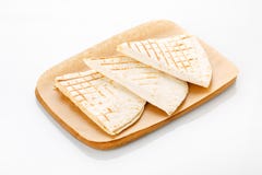Quesadilla avec le poulet, servi avec de la sauce à guacamole ou à Salsa photos libres de droits Quesadilla avec le poulet, servi avec de la sauce à guacamole ou à Salsa photos libres de droits