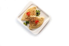 Quesadilla с овощами в белой плите на изолированной белой предпосылке стоковые изображения Quesadilla с овощами в белой плите на изолированной белой предпосылке стоковые изображения