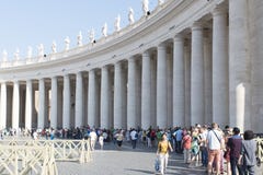 Queue для того чтобы войти базилику St Peter, Ватикан стоковые фото Queue для того чтобы войти базилику St Peter, Ватикан стоковые фото