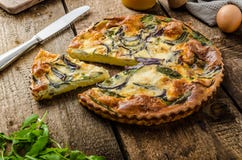 Quiche de Polenta à l'oignon rouge et aux herbes image stock Quiche de Polenta à l'oignon rouge et aux herbes image stock