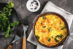 Quiche Lorraine Frittata avec le brocoli images libres de droits Quiche Lorraine Frittata avec le brocoli images libres de droits