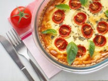 Quiche lorraine Traditionell fransk välsmakande paj Hemlagat syrligt med den körsbärsröda tomaten och purjolöken Top beskådar arkivfoton Quiche lorraine Traditionell fransk välsmakande paj Hemlagat syrligt med den körsbärsröda tomaten och purjolöken Top beskådar arkivfoton