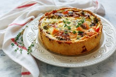 Quiche met zalm, broccoli, Spaanse peper en thyme royalty-vrije stock fotografie Quiche met zalm, broccoli, Spaanse peper en thyme royalty-vrije stock fotografie