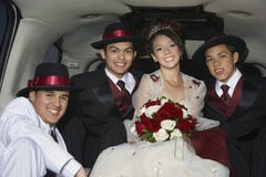 Quinceanera сидя с 3 мужскими друзьями в лимузине стоковая фотография Quinceanera сидя с 3 мужскими друзьями в лимузине стоковая фотография