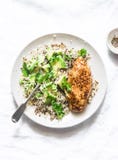 Quinoa, petto di pollo al forno, avocado, formaggio, ciotola del coriandolo su fondo leggero, vista superiore Concetto sano di ci immagini stock libere da diritti Quinoa, petto di pollo al forno, avocado, formaggio, ciotola del coriandolo su fondo leggero, vista superiore Concetto sano di ci immagini stock libere da diritti