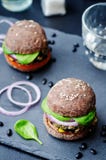 Quinoa zwarte het graanburgers van de boonspinazie met zwarte crus van het bonenbroodje stock fotografie Quinoa zwarte het graanburgers van de boonspinazie met zwarte crus van het bonenbroodje stock fotografie