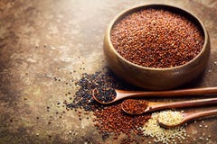 Quinoa Κόκκινα, γραπτά quinoa σιτάρια σε ένα ξύλινο κύπελλο Chenopodium - quinoa στοκ εικόνες με δικαίωμα ελεύθερης χρήσης Quinoa Κόκκινα, γραπτά quinoa σιτάρια σε ένα ξύλινο κύπελλο Chenopodium - quinoa στοκ εικόνες με δικαίωμα ελεύθερης χρήσης