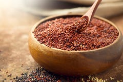 Quinoa Κόκκινα, γραπτά quinoa σιτάρια σε ένα ξύλινο κύπελλο τρόφιμα υγιή Chenopodium - quinoa στοκ φωτογραφίες με δικαίωμα ελεύθερης χρήσης Quinoa Κόκκινα, γραπτά quinoa σιτάρια σε ένα ξύλινο κύπελλο τρόφιμα υγιή Chenopodium - quinoa στοκ φωτογραφίες με δικαίωμα ελεύθερης χρήσης