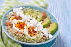 Quinoa κύπελλο για το υγιές πρόγευμα στοκ εικόνα με δικαίωμα ελεύθερης χρήσης Quinoa κύπελλο για το υγιές πρόγευμα στοκ εικόνα με δικαίωμα ελεύθερης χρήσης