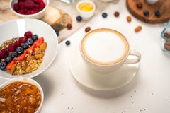 Quinoa προγευμάτων κουάκερ με τους νωπούς καρπούς σε ένα υγιές υπόβαθρο προγευμάτων κύπελλων με τον καφέ, μούρα, αυγό, καρύδια στοκ φωτογραφίες με δικαίωμα ελεύθερης χρήσης Quinoa προγευμάτων κουάκερ με τους νωπούς καρπούς σε ένα υγιές υπόβαθρο προγευμάτων κύπελλων με τον καφέ, μούρα, αυγό, καρύδια στοκ φωτογραφίες με δικαίωμα ελεύθερης χρήσης