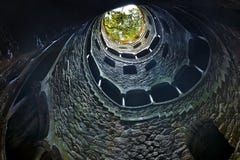 Quinta da Regaleira, de put stock afbeeldingen Quinta da Regaleira, de put stock afbeeldingen