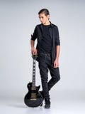 Quinze années de guitariste avec une guitare électrique noire photo libre de droits Quinze années de guitariste avec une guitare électrique noire photo libre de droits