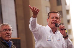 Quito, Ecuador - 7 aprile 2016: Leader dell'opposizione Andres Paez del primo piano che parla con un microfono e circondato dalla immagine stock libera da diritti Quito, Ecuador - 7 aprile 2016: Leader dell'opposizione Andres Paez del primo piano che parla con un microfono e circondato dalla immagine stock libera da diritti