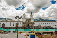 QUITO, ECUADOR - 10. SEPTEMBER 2017: Schöne Ansicht des historischen Ortes Piazzades Santo Domingo Quito Ecuador South stockbild QUITO, ECUADOR - 10. SEPTEMBER 2017: Schöne Ansicht des historischen Ortes Piazzades Santo Domingo Quito Ecuador South stockbild
