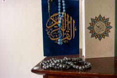 Quran saint dans des couleurs de bleu et d'or avec des prières arabes image stock Quran saint dans des couleurs de bleu et d'or avec des prières arabes image stock