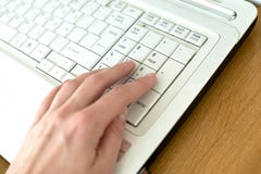 r?ce klawiatury laptop zdjęcia stock r?ce klawiatury laptop zdjęcia stock