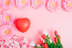 R?d hj?rta och blomma p? rosa bakgrund arkivbilder R?d hj?rta och blomma p? rosa bakgrund arkivbilder