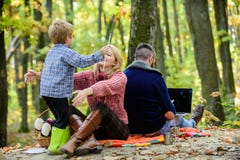 r : E Het concept van de familiedag Familie met jong geitjejongen binnen het ontspannen royalty-vrije stock fotografie r : E Het concept van de familiedag Familie met jong geitjejongen binnen het ontspannen royalty-vrije stock fotografie