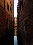 R?flexion dans un canal de Venise images stock R?flexion dans un canal de Venise images stock