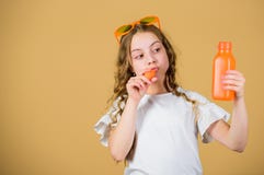 R?gime de vitamine d'?t? Enfance heureux Source naturelle de vitamine Nutrition de vitamine Les lunettes de soleil d'enfant de mo image libre de droits R?gime de vitamine d'?t? Enfance heureux Source naturelle de vitamine Nutrition de vitamine Les lunettes de soleil d'enfant de mo image libre de droits