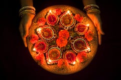 Ręki trzyma Diwali lampy Ręki trzyma Diwali lampy