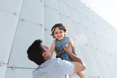 r Η ευτυχής οικογενειακή κόρη αγκαλιάζει τον μπαμπά του στις διακοπές στοκ φωτογραφία r Η ευτυχής οικογενειακή κόρη αγκαλιάζει τον μπαμπά του στις διακοπές στοκ φωτογραφία