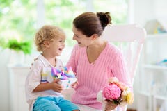 r Παιδί με το παρόν για το mom στοκ φωτογραφίες r Παιδί με το παρόν για το mom στοκ φωτογραφίες