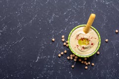 r Φυτικές πηγές λευκώματος Κύπελλο του hummus, στο μαύρο πίνακα πετρών, chickpeas r στοκ φωτογραφίες r Φυτικές πηγές λευκώματος Κύπελλο του hummus, στο μαύρο πίνακα πετρών, chickpeas r στοκ φωτογραφίες