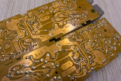 Raad met radiocomponenten - transitor, diode, condensator, microschakeling, transformator, rol binnen de video stock afbeeldingen Raad met radiocomponenten - transitor, diode, condensator, microschakeling, transformator, rol binnen de video stock afbeeldingen