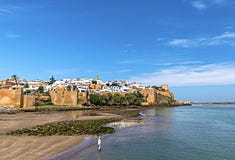 RABAT, MAROCCO - 9 APRILE 2016: Una pesca non identificata della persona fotografie stock RABAT, MAROCCO - 9 APRILE 2016: Una pesca non identificata della persona fotografie stock