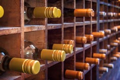 Raccolta delle bottiglie di vino sui casi di legno fotografia stock libera da diritti Raccolta delle bottiglie di vino sui casi di legno fotografia stock libera da diritti