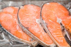 Raccordi di color salmone congelati in un imballaggio sotto vuoto immagini stock libere da diritti Raccordi di color salmone congelati in un imballaggio sotto vuoto immagini stock libere da diritti