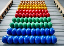 Rader av färgrika träpärlor av kulrammet för att ungar ska lära matematik royaltyfria foton Rader av färgrika träpärlor av kulrammet för att ungar ska lära matematik royaltyfria foton