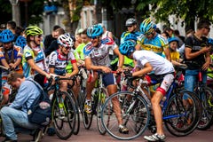 Radfahrenathleten besprechen das Rennen stockbild Radfahrenathleten besprechen das Rennen stockbild