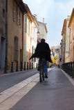 Radfahrer auf schmaler Straße stockfoto Radfahrer auf schmaler Straße stockfoto
