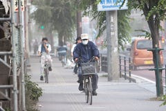 Radfahrer brave Asche nach vulkanischer Eruption Radfahrer brave Asche nach vulkanischer Eruption