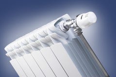 Radiateur avec le positionnement de vanne thermostatique photo libre de droits Radiateur avec le positionnement de vanne thermostatique photo libre de droits