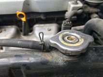 Radiatorroestvrij staal dicht GLB in motor van een auto oude binnenkant stock afbeelding Radiatorroestvrij staal dicht GLB in motor van een auto oude binnenkant stock afbeelding