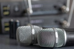 radiosända mikrofoner trådlöst system för solid överföring mjuk mics för fokus två royaltyfri bild radiosända mikrofoner trådlöst system för solid överföring mjuk mics för fokus två royaltyfri bild