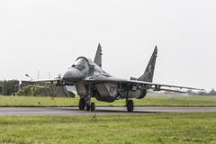 RADOM POLEN - AUGUSTI 26: Polsk F-16 gör dess show under luft fotografering för bildbyråer RADOM POLEN - AUGUSTI 26: Polsk F-16 gör dess show under luft fotografering för bildbyråer