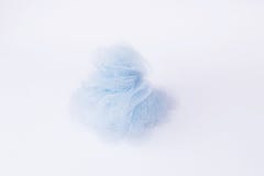 Rafia blu di Wisp su cura bianca del corpo di concetto della STAZIONE TERMALE degli accessori del bagno del fondo fotografia stock Rafia blu di Wisp su cura bianca del corpo di concetto della STAZIONE TERMALE degli accessori del bagno del fondo fotografia stock