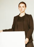 Ragazza abbastanza castana dei giovani con il cartello su bianco Immagine Stock Ragazza abbastanza castana dei giovani con il cartello su bianco Immagine Stock