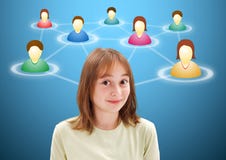 Ragazza abbastanza teenager lungo i membri sociali della rete immagine stock Ragazza abbastanza teenager lungo i membri sociali della rete immagine stock