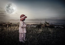 Ragazza adorabile in cielo notturno sotto la bella luna piena Annata a Immagini Stock Libere da Diritti Ragazza adorabile in cielo notturno sotto la bella luna piena Annata a Immagini Stock Libere da Diritti