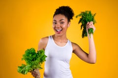 Ragazza afroamericana che giudica insalata isolata immagine stock Ragazza afroamericana che giudica insalata isolata immagine stock